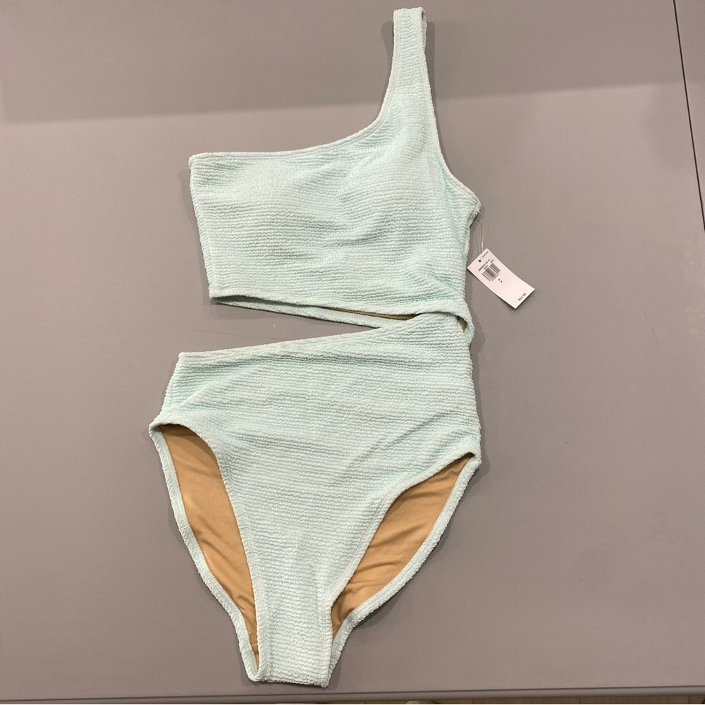 One piece pathing suit with cut out
